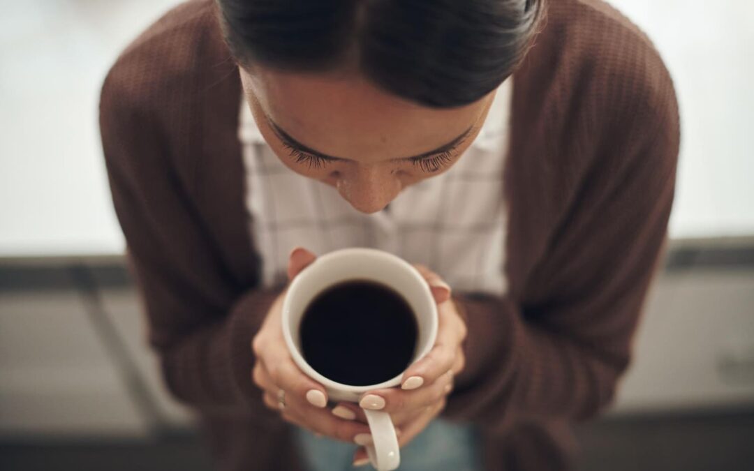 ¿Qué alimentos manchan los dientes y cómo evitarlo?