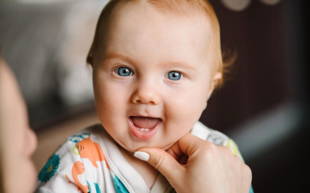 qué dientes salen primero en bebés